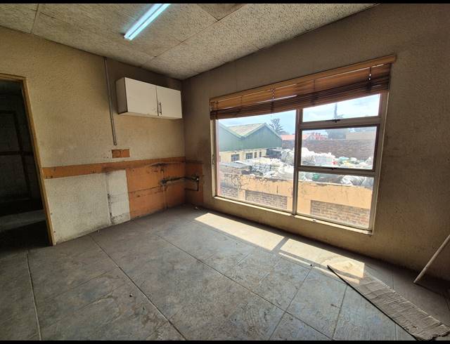 1,000M² WAREHOUSE FOR SALE IN KNIGHTS